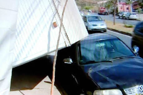 Caminhão destruiu teto e lateral do Gol, que estava estacionado