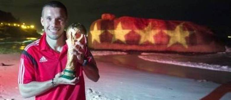 Lukas Podolski vale 2,5 vezes mais que time titular do Flamengo