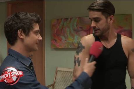 Marcos Pitombo mostra suas tatuagens a Martin Weill Marcos Pitombo mostra suas tatuagens a Martin Weill