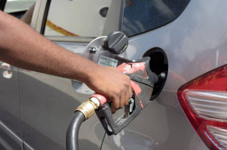 Gasolina vai ficar 8% mais cara em 2015, segundo projeção do BC
