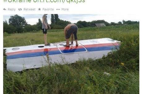 Agência de notícias russa RT publicou uma foto do que seria o primeiro destroço do avião Agência de notícias russa RT publicou uma foto do que seria o primeiro destroço do avião