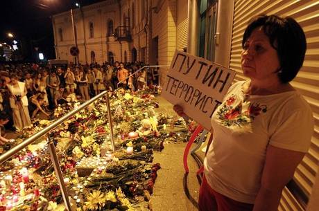 Dezenas de pessoas protestaram no dia do acidente com placas que chamavam Putin de terrorista 