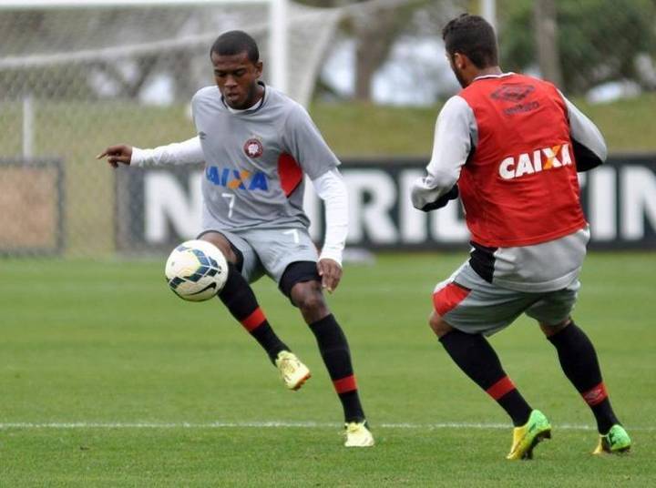 OFF - Falta de coragem dos clubes e propostas tentadoras afundam o futebol brasileiro