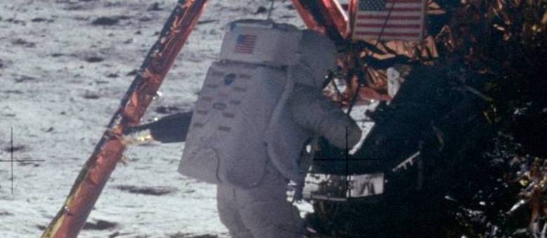 Você acredita que esta foto de Neil Armstrong foi tirada na Lua? Você acredita que esta foto de Neil Armstrong foi tirada na Lua?