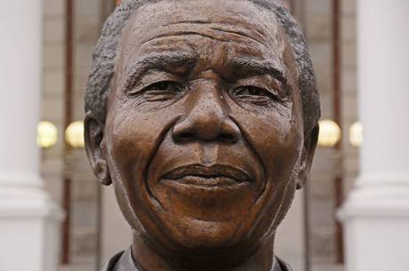 Nelson Mandela, primeiro presidente da África do Sul pós-apartheid, esteve preso durante 27 anos por sua luta contra o regime Nelson Mandela, primeiro presidente da África do Sul pós-apartheid, esteve preso durante 27 anos por sua luta contra o regime