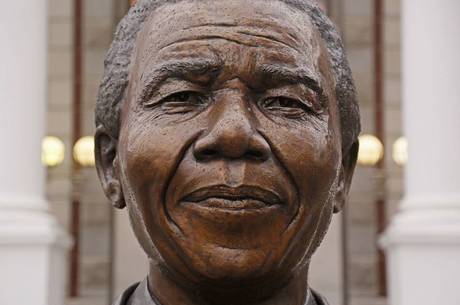 Nelson Mandela, primeiro presidente da África do Sul pós-apartheid, esteve preso durante 27 anos por sua luta contra o regime