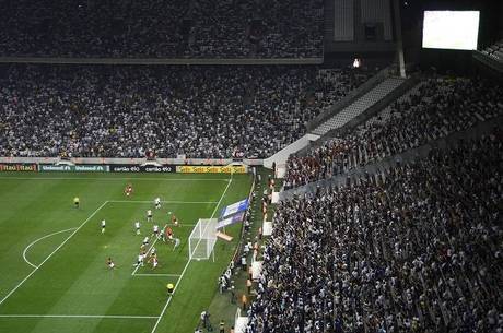 File:Torcedores assistindo Jogo do Brasil na Copa do Mundo 2022