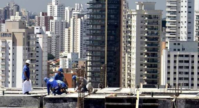 Construção salta 7% e puxa crescimento da indústria em 2022