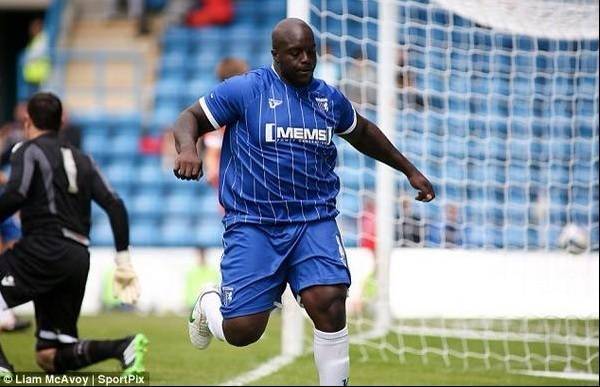 Última Divisão on X: Akinfenwa, o jogador mais forte do mundo, ia se  aposentar hoje. Mas o time dele, Wycombe, se classificou para os playoffs  da 3ª divisão inglesa. Então ele terá