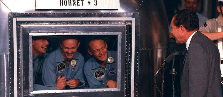 O presidente dos EUA, Nixon (à direita) encontrou a tripulação da Apollo 11 após a volta dos astronautas à Terra O presidente dos EUA, Nixon (à direita) encontrou a tripulação da Apollo 11 após a volta dos astronautas à Terra