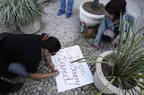 Fora do consulado, manifestantes apoiam ativistas que pedem asilo