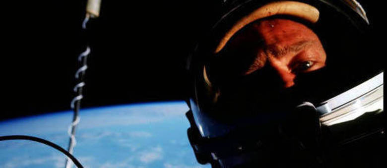 Buzz Aldrin postou a primeira selfie feita no espaço em seu perfil no Twitter Buzz Aldrin postou a primeira selfie feita no espaço em seu perfil no Twitter