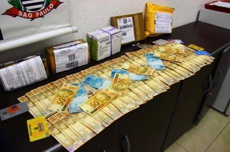 Com os bandidos, foram apreendidos R$ 3.500 retirados dos caixas