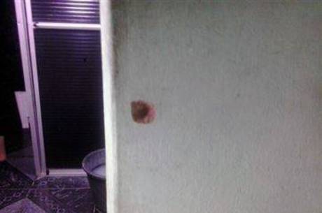 Marca de tiros na casa de um policial que foi invadida na segunda-feira
