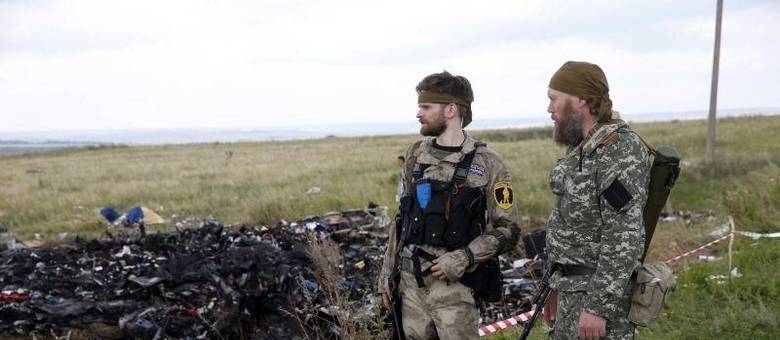 Rebeldes pró-Rússia guardam o local da queda do avião, no leste da Ucrânia
