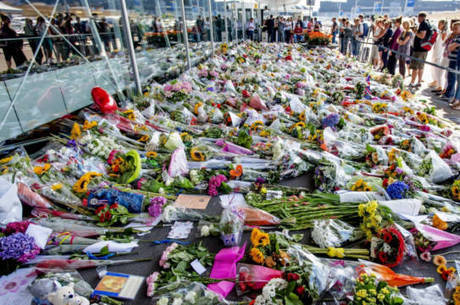Flores depositadas na Holanda em homenagem às vítimas do voo MH-17
Flores depositadas na Holanda em homenagem às vítimas do voo MH-17