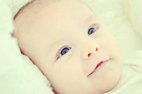 Alexandre Jr. tem olhos azuis e carinha de anjo
