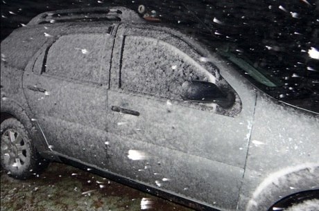 
Registro de neve em Urupema (SC), na madrugada desta sexta-feira
