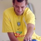 Mais futebol: o Brasil, com Edu Dracena e cia. ficou fora da Olimpíada de 2004, perdendo de 1 x 0 para o Paraguai, no Pré-Olímpico