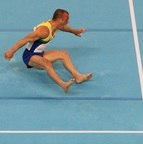 Na Olimpíada de 2008, o ginasta Diego Hypólito vinha bem, mas caiu sentado no último exercício