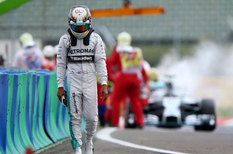 Hamilton teve sangue-frio pra levar o carro até próximo aos boxes, mas não escondeu a frustração de largar em último
