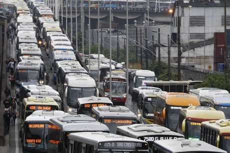 Motoristas enfrentaram congestionamento no primeiro dia de fechamento de trecho da avenida Rodrigues Alves
