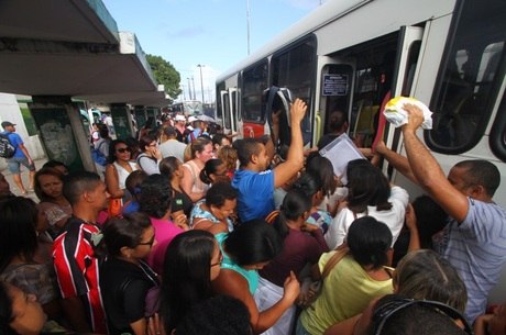 Recife Metro Faz Viagens Extras Para Atender A Afetados Por Greve De Onibus Noticias R7 Cidades