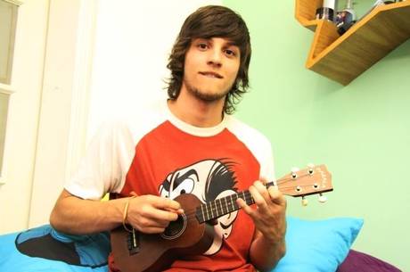 Chay Suede em 2010, quando foi revelado no Ídolos, da Record
