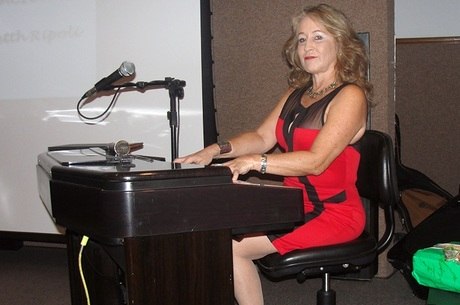 Betth Ripoli faz apresentações de piano em suas palestras