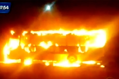 Ônibus pega fogo em avenida de Feira de Santana