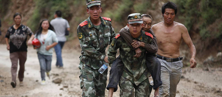 Bombeiros resgatam vítimas do terremoto que ocorreu nesta madrugada na China Bombeiros resgatam vítimas do terremoto que ocorreu nesta madrugada na China