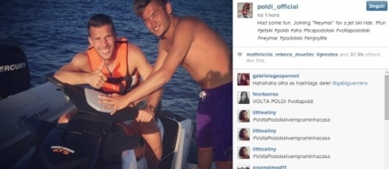 Podolski e clone de Neymar em um passeio de moto aquática
