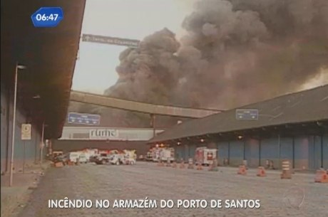Incêndio atinge armazém de açúcar no Porto de Santos