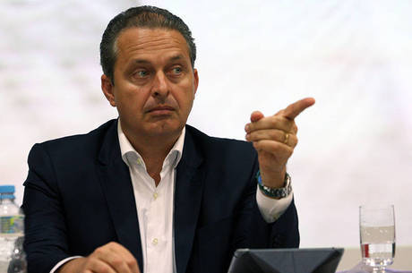 Avião de Eduardo Campos caiu por falha dos pilotos, segundo a FAB Avião de Eduardo Campos caiu por falha dos pilotos, segundo a FAB