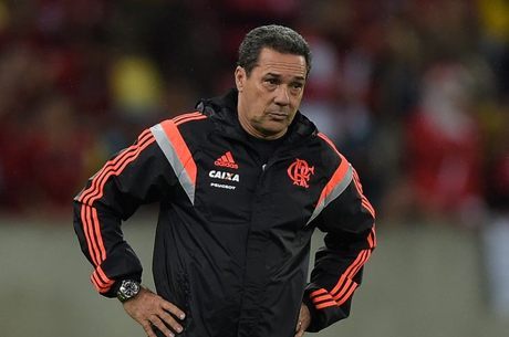 Em quatro jogos, Luxemburgo conserta vazamento de gols na defesa do Flamengo