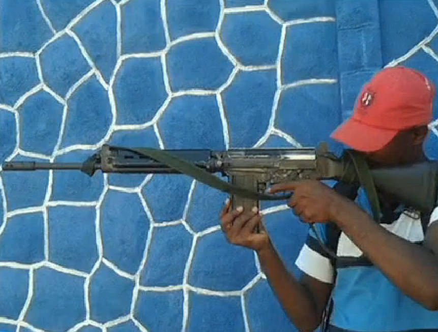 Traficantes ostentam arsenal em redes sociais e filmam tiros contra