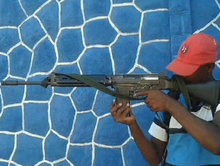 Traficantes ostentam arsenal em redes sociais e filmam tiros contra