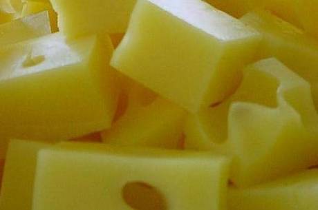 Homem gosta tanto de queijo suíço que foi preso por roubar vários dele
