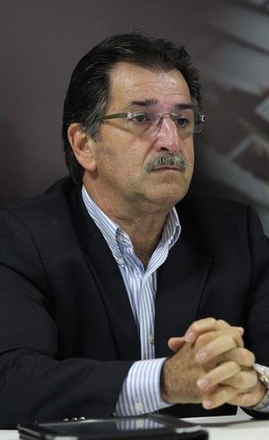 OFF - Clubes estão nas mãos de Globo e da CBF, diz treinador