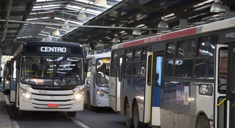 Manifestação de motoristas afeta início das operações de ônibus em Mauá Manifestação de motoristas afeta início das operações de ônibus em Mauá
