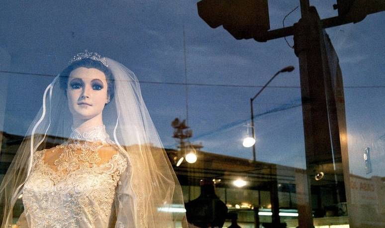 Boneca sinistra se mexe sozinha em frente à casa de criança que morreu -  Fotos - R7 Hora 7