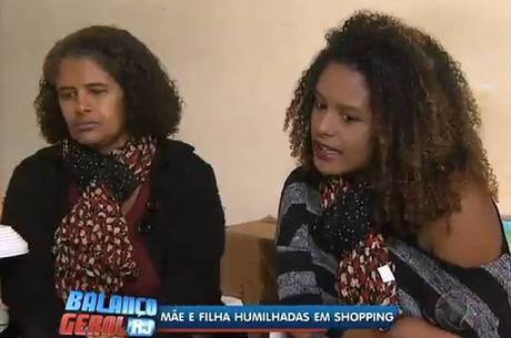 Mãe e filha foram obrigadas a abrir a bolsa dentro da loja