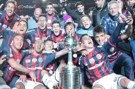 Jogadores comemoram a Taça Libertadores da América 2014
