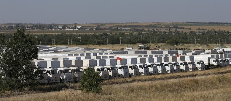 Caminhões russos com ajuda humanitária chegaram à fronteira russo-ucraniana
