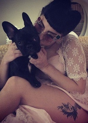 Lady Gaga e um dos seus cães que foi roubado e, depois, recuperado