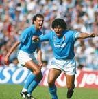 <b>Maradona </b><br>695 jogos <br>365 gols