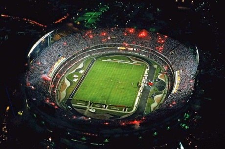 O estádio está localizado na praça Roberto Gomes Pedrosa