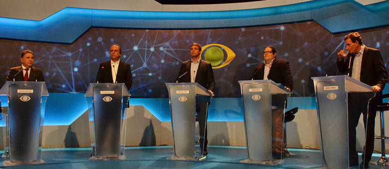 Vaias foram ouvidas quando o governador Luiz Fernando Pezão chegou ao local do debate, na noite de terça-feira