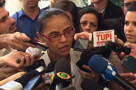 Marina Silva atende a imprensa na chega à sede do PSB, em Brasília
