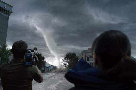 Um grupo de estudantes registra a passagem de um tornado